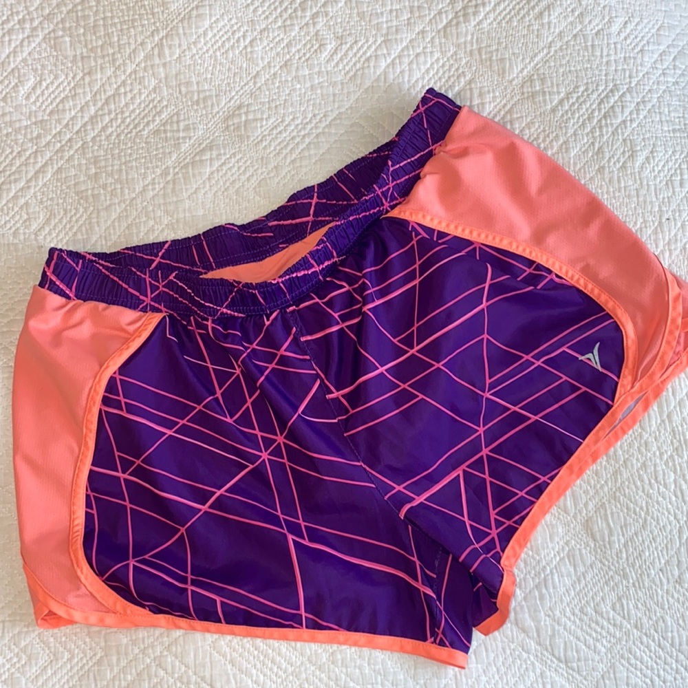 Old Navy active shorts size Medium with liner inside